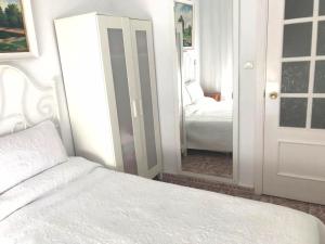 Łóżko lub łóżka w pokoju w obiekcie Costamar, Primera linea de playa, 3 dormitorios, 2 baños, vistas al mar, Internet Wifi y Garaje, Ideal parejas y familias