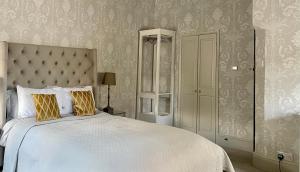 Una cama o camas en una habitación de Old Daltongate House