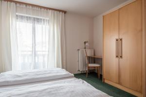 Posteľ alebo postele v izbe v ubytovaní M-House FLACHAU Ganzes Haus für 8 Personen