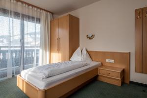 Posteľ alebo postele v izbe v ubytovaní M-House FLACHAU Ganzes Haus für 8 Personen