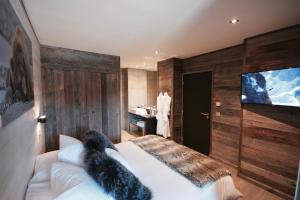 a bedroom with a bed and a flat screen tv at Chalet Vista - bolquère in Bolquere Pyrenees 2000