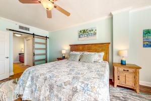 A bed or beds in a room at Paradise Shores 305