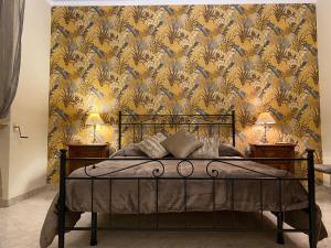 レッチェにあるLa Dimora di Vestaのベッドルーム1室(黄色と青の壁紙のベッド1台付)