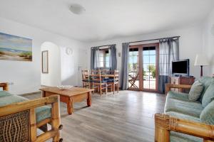 una sala de estar con un sofá y una mesa en Puerto Chico 1, en Playa Blanca