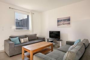 a living room with a couch and a table at Maison toute equipee Piriac Sur Mer in Piriac-sur-Mer