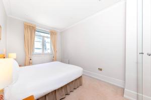 Una cama o camas en una habitación de Hertfords Mayfair