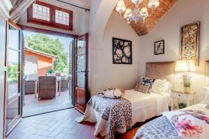A bed or beds in a room at Villa Chianti, your Secret 4 Bedrooms Retreat with View over the Vineyards in Marcialla
