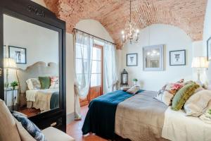 A bed or beds in a room at Villa Chianti, your Secret 4 Bedrooms Retreat with View over the Vineyards in Marcialla