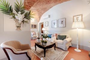 A seating area at Villa Chianti, your Secret 4 Bedrooms Retreat with View over the Vineyards in Marcialla