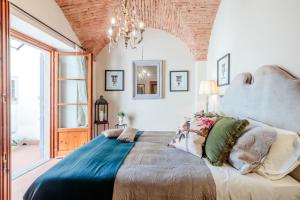 A bed or beds in a room at Villa Chianti, your Secret 4 Bedrooms Retreat with View over the Vineyards in Marcialla
