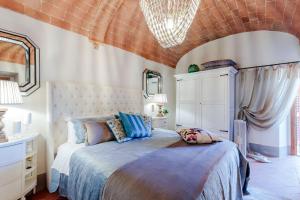 A bed or beds in a room at Villa Chianti, your Secret 4 Bedrooms Retreat with View over the Vineyards in Marcialla