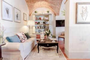A seating area at Villa Chianti, your Secret 4 Bedrooms Retreat with View over the Vineyards in Marcialla