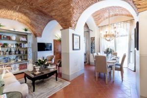 sala de estar con mesa y comedor en Villa Chianti, your Secret 4 Bedrooms Retreat with View over the Vineyards in Marcialla, en Marcialla