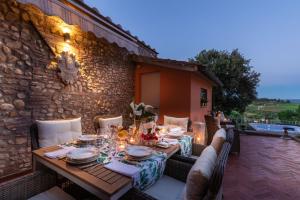 Villa Chianti, your Secret 4 Bedrooms Retreat with View over the Vineyards in Marcialla italokat is kínál