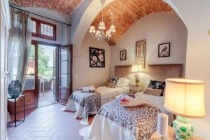 A seating area at Villa Chianti, your Secret 4 Bedrooms Retreat with View over the Vineyards in Marcialla Még 37 kép