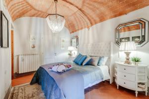 A bed or beds in a room at Villa Chianti, your Secret 4 Bedrooms Retreat with View over the Vineyards in Marcialla