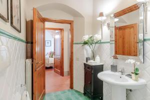 A bathroom at Villa Chianti, your Secret 4 Bedrooms Retreat with View over the Vineyards in Marcialla