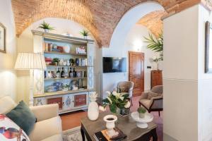 A television and/or entertainment centre at Villa Chianti, your Secret 4 Bedrooms Retreat with View over the Vineyards in Marcialla