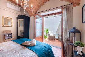 A bed or beds in a room at Villa Chianti, your Secret 4 Bedrooms Retreat with View over the Vineyards in Marcialla