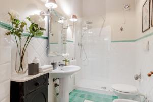 A bathroom at Villa Chianti, your Secret 4 Bedrooms Retreat with View over the Vineyards in Marcialla