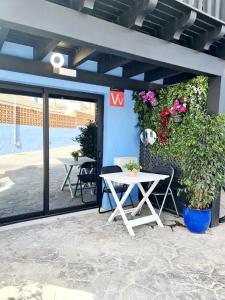 una mesa y sillas frente a un edificio con flores en Pearl In The Ocean en San Bartolomé