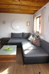 un soggiorno con divano e tavolo di Holiday Home Auer - EBE115 by Interhome a Eben im Pongau