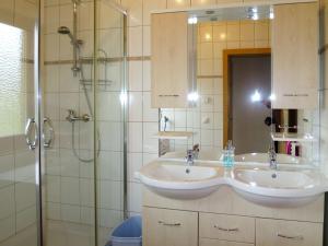 uma casa de banho com 2 lavatórios e um chuveiro em Holiday Home Auer - EBE115 by Interhome em Eben im Pongau