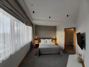 Postel nebo postele na pokoji v ubytování Korpa Deli Rooms