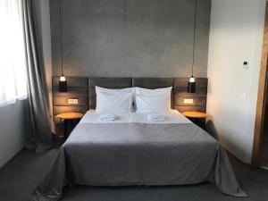 Postel nebo postele na pokoji v ubytování Korpa Deli Rooms