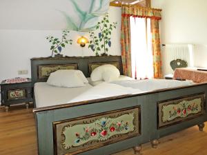 sypialnia z łóżkiem z białą pościelą w obiekcie Apartment Heisenhaus-2 by Interhome w mieście Ramsau im Zillertal