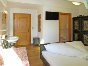 sypialnia z łóżkiem oraz łazienka z umywalką w obiekcie Apartment Heisenhaus-2 by Interhome w mieście Ramsau im Zillertal