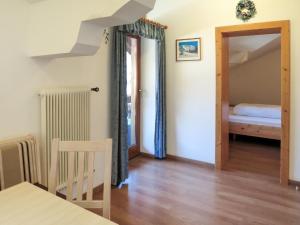 pokój z łóżkiem i drzwiami do sypialni w obiekcie Apartment Heisenhaus-2 by Interhome w mieście Ramsau im Zillertal