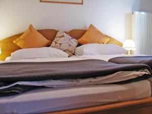 Ein Bett oder Betten in einem Zimmer der Unterkunft Apartment Meran-1 by Interhome