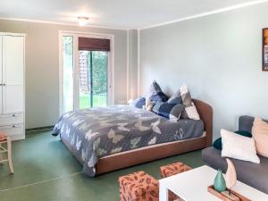 ein Schlafzimmer mit einem Bett und einem Sofa in der Unterkunft Holiday Home Heike by Interhome in Wandlitz