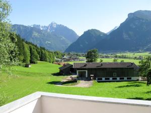 uma vista para uma quinta com montanhas ao fundo em Apartment Hanser - MHO754 by Interhome em Ramsau im Zillertal