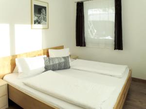ラムサウ・イム・ツィラータールにあるApartment Hanser - MHO754 by Interhomeのベッドルーム1室(白いシーツ付きのベッド1台、窓付)