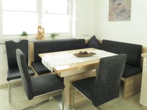uma sala de jantar com uma mesa e cadeiras e um sofá em Apartment Hanser - MHO754 by Interhome em Ramsau im Zillertal