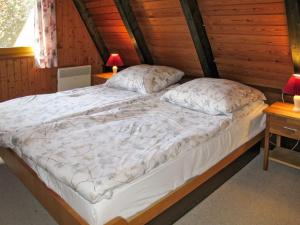 WingstにあるHoliday Home Meisenweg by Interhomeのランプ2つが備わる客室の大型ベッド1台分です。