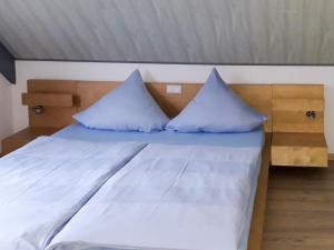 ein Bett mit zwei Kissen darüber in der Unterkunft Holiday Home Tossens-4 by Interhome in Tossens