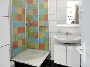 Ένα μπάνιο στο Holiday Home Tossens-4 by Interhome