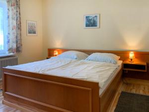 Een bed of bedden in een kamer bij Apartment Unterkofler - TFN102 by Interhome