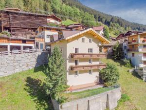 una casa en un pueblo con una pared de piedra en Holiday Home Burgner by Interhome, en Kappl