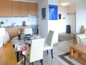 cocina y sala de estar con mesa y sillas en Apartment La Clairière des Barzettes A-B-3 by Interhome, en Mollens