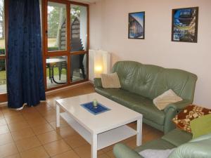 uma sala de estar com um sofá e uma mesa de centro em Holiday Home Strandvilla - LUB117 by Interhome em Lubmin