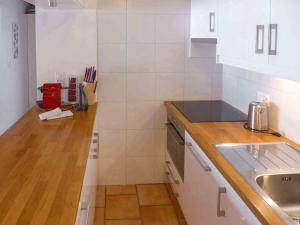Köök või kööginurk majutusasutuses Apartment Tsaumiau A-4 by Interhome