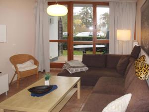 salon z kanapą i stołem w obiekcie Apartment Strandvilla - LUB110 by Interhome w mieście Lubmin