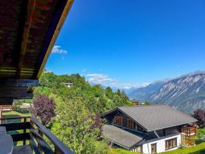 ein Haus mit Bergblick in der Unterkunft Chalet Moulinettes N- 8 by Interhome in Bluche