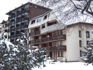 un gran edificio de apartamentos con nieve delante en Apartment Le Grépon-1 by Interhome, en Chamonix-Mont-Blanc