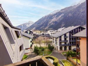 Vistas a una ciudad con montañas en el fondo en Apartment Le Grépon-1 by Interhome, en Chamonix-Mont-Blanc