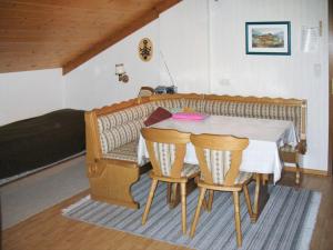 een eettafel met 2 stoelen en een bed bij Apartment Lassnig - ARR100 by Interhome in Arriach